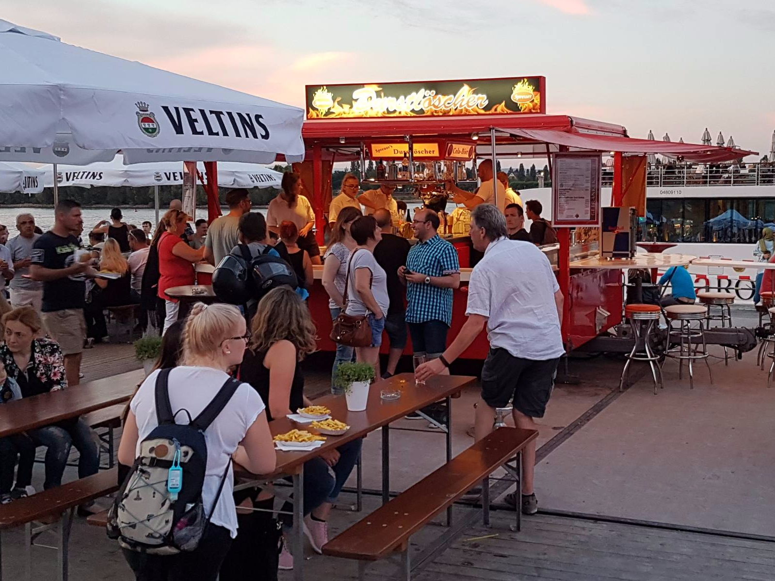 gefüllter Biergarten am Rhein