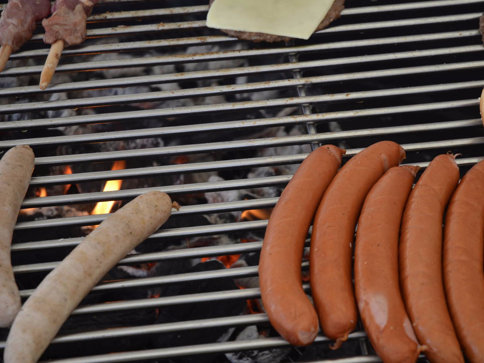 Bratwürstchen auf einem Grill